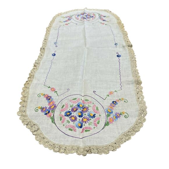 Vintage linen table runner hand embroidery tablecloth thick crochet trim oval - Picture 5 of 8